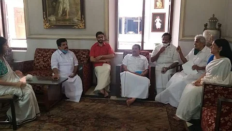 'അധികാരത്തിലെത്തിയാല് പദ്മനാഭസ്വാമി ക്ഷേത്രത്തിലെ സെക്യൂരിറ്റി സര്ക്കാര് ഏറ്റെടുക്കും'; പഴയ രാജകുടുംബത്തിന് ഉമ്മന്ചാണ്ടിയുടെ ഉറപ്പ്