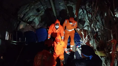 കരിപ്പൂരില് മരിച്ച ആള്ക്ക് കൊവിഡ്; രക്ഷാപ്രവര്ത്തകര് നിരീക്ഷണത്തില് പോകണമെന്ന് നിര്ദേശം