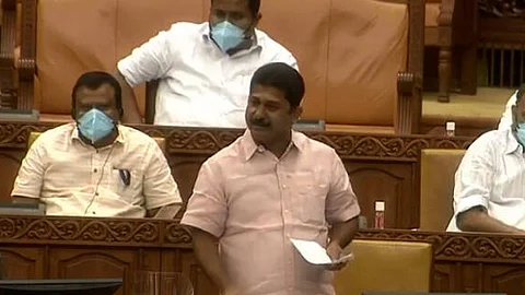 'മുഖ്യമന്ത്രിക്കസേരയില് കണ്ടവര് കയറി ഇരിക്കുന്ന പഴയ കാലമല്ല ഇത്', അവിശ്വാസ പ്രമേയം നനഞ്ഞ പടക്കം പോലെയായെന്നും എം സ്വരാജ്