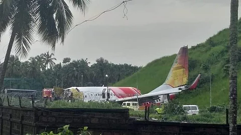 മഴ മൂലം റണ്വേയില് നിന്നും വിമാനം തെന്നിമാറിയാണ് അപകടമെന്ന് വ്യോമയാന മന്ത്രി
