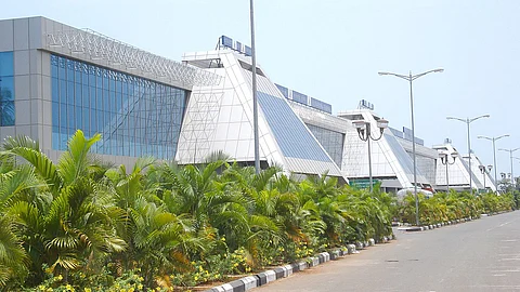 കരിപ്പൂരില് വിമാനം റണ്വേയില് നിന്നും തെന്നിമാറി; യാത്രക്കാര്ക്ക് പരിക്കെന്ന് ആദ്യവിവരം