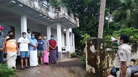 പൊലീസുകാരന്റെ സല്യൂട്ട് അനുമതിയില്ലാതെയെന്ന് വാദം, മേധാവികളറിയാതെ ആദരം നടത്തിയെന്നതില് അന്വേഷണം