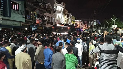 ഫേസ്ബുക്ക് പോസ്റ്റില് പ്രതിഷേധം; ബെംഗളൂരുവില് സംഘര്ഷവും വെടിവെയ്പും; മൂന്ന് മരണം