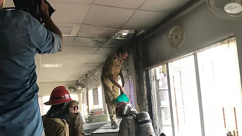 തീപിടിത്തം: സെക്രട്ടറിയേറ്റിന് മുന്നില് പ്രതിഷേധം;നിഷ്പക്ഷമായ അന്വേഷണമെന്ന് ചീഫ് സെക്രട്ടറി