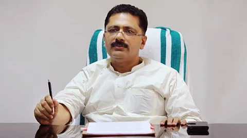 പാഴ്സല് ഖുര്ആനും ഭക്ഷണക്കിറ്റും തന്നെ, മാതൃഭൂമിക്കെതിരെ നിയമനടപടിയെന്ന് കെ.ടി ജലീല്