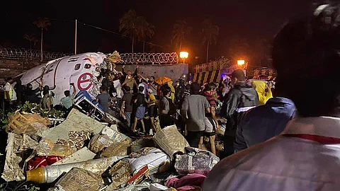 വലിയ ശബ്ദത്തോടെ വിമാനം താഴേക്ക് പതിച്ചുവെന്ന് യാത്രക്കാരി