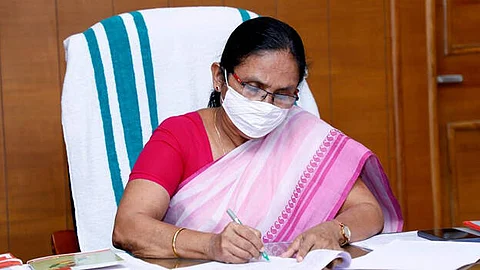 കുടുംബത്തെ കണ്ടിട്ട് രണ്ട് മാസത്തിലധികമായി, ഓഫീസില് ഒറ്റയ്ക്ക് ഇരിക്കുമ്പോള് പോലും മാസ്ക് മാറ്റാറില്ലെന്ന് ആരോഗ്യമന്ത്രി കെ.കെ ശൈലജ