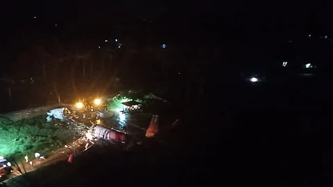 കരിപ്പൂര് അപകടം: പൈലറ്റ് മരിച്ചു; രക്ഷപ്രവര്ത്തനം പുരോഗമിക്കുന്നു