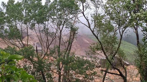 രാജമലയില് മുന്നറിയിപ്പുകള് ലഭിച്ചിരുന്നില്ല;ആശയവിനിമയം ഇല്ലാതായിട്ട് 10 ദിവസമായെന്ന് രക്ഷപ്പെട്ട യുവാവ്