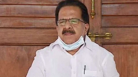 'ഡിവൈഎഫ്ഐക്കാര്ക്ക് മാത്രമേ പീഡിപ്പിക്കാന് പാടുള്ളൂവെന്ന് എഴുതിവെച്ചിട്ടുണ്ടോ'; വാര്ത്താസമ്മേളനത്തില് ചെന്നിത്തലയുടെ റേപ്പ്ജോക്ക്