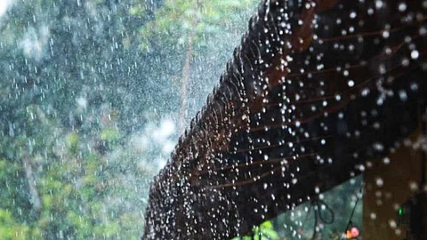 അറബിക്കടലിലും ബംഗാള് ഉള്ക്കടലിലും ന്യൂനമര്ദ്ദം; 17 വരെ മഴ തുടരും, 6 ജില്ലകളില് ഓറഞ്ച് അലര്ട്ട്