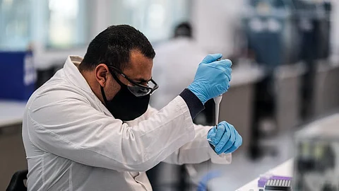 കുത്തിവെച്ച ഒരാള്ക്ക് അജ്ഞാതരോഗം ; ഒക്സ്ഫോഡിന്റെ കൊവിഡ് വാക്സിന് പരീക്ഷണം നിര്ത്തിവെച്ചു