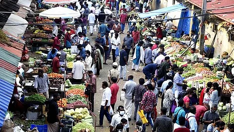 കോഴിക്കോട് സെന്ട്രല് മാര്ക്കറ്റിന് പിന്നാലെ പാളയത്തും കൂട്ട കൊവിഡ്; 232 പേര്ക്ക് രോഗം; ഓണം വിപണി തിരിച്ചടിയായെന്ന് ആരോഗ്യവകുപ്പ്