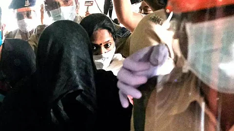 സ്വപ്നയ്ക്കൊപ്പം സെല്ഫി; വനിതാ പൊലീസുകാര്ക്കെതിരെ അന്വേഷണം;കൗതുകത്തിനെടുത്തതെന്ന് വിശദീകരണം