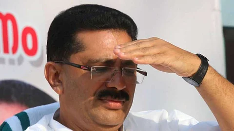 മന്ത്രി കെ.ടി ജലീലിനെ എന്ഐഎ ചോദ്യം ചെയ്യുന്നു, പുലര്ച്ചെ എത്തിയത് സിപിഎം നേതാവിന്റെ കാറില്