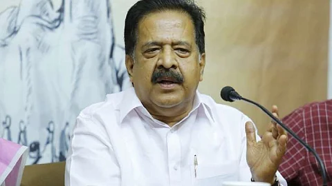 അറബിക്കടലില് അമേരിക്കക്കാരുടെ കപ്പലുകളെ സി.പി.എം നിറക്കുന്നു, കയ്യോടെ പിടിക്കപ്പെട്ടപ്പോള് ജയരാജന് സമനില തെറ്റിയെന്ന് ചെന്നിത്തല