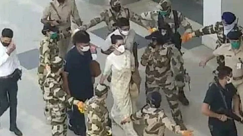 കങ്കണ റണാവത് മുംബൈയില് എത്തി; മുദ്രാവാക്യം വിളിച്ച് പ്രതിഷേധവുമായി ശിവസേന