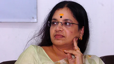 മഞ്ജു നൃത്തം ചെയ്യരുതെന്ന് പറഞ്ഞ് ദിലീപ് അര്ദ്ധരാത്രി വിളിച്ചു, ബാങ്ക് അക്കൗണ്ടുകള് ഫ്രീസ് ചെയ്തു; വെളിപ്പെടുത്തലുമായി ഭാഗ്യലക്ഷ്മി