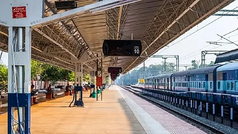 ഭിക്ഷാടനവും പുകവലിയും കുറ്റകൃത്യങ്ങളുടെ പട്ടികയില് നിന്നൊഴിവാക്കാന് റെയില്വേ; ജനങ്ങളില് നിന്ന് പ്രതികരണം തേടും