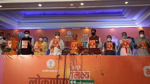 സൗജന്യ കൊവിഡ് വാക്സിന് വാഗ്ദാനം ചെയ്ത് ബിജെപിയുടെ പ്രകടനപത്രിക; ബിജെപിക്ക് വോട്ട് ചെയ്യാത്തവര്ക്ക് വാക്സിനില്ലേയെന്ന് വിമര്ശനം