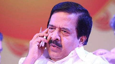 'മാപ്പ്, അല്ലെങ്കില് ഒരു കോടി നഷ്ടപരിഹാരം' ; ഐഫോണില് സന്തോഷ് ഈപ്പന് രമേശ് ചെന്നിത്തലയുടെ വക്കീല്നോട്ടീസ്