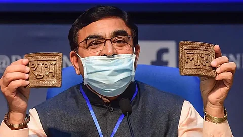 ചാണകചിപ്പ് റേഡിയേഷന് തടയുമെന്നതിന് തെളിവുണ്ടോ? ചോദ്യവുമായി 400 ശാസ്ത്രജ്ഞര്