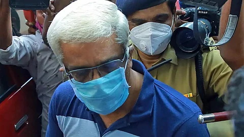 'ശിവശങ്കര് കസ്റ്റംസ് ഓഫീസറെ വിളിച്ചെന്ന് സമ്മതിച്ച മൊഴി രേഖകളിലില്ല', കുറ്റക്കാരനെന്നോ അല്ലെന്നോ പറയാന് കഴിയാത്ത സാഹചര്യമെന്ന് കോടതി