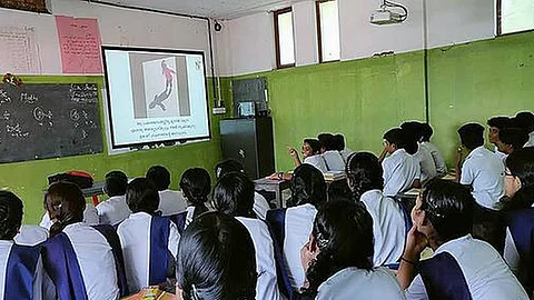 സ്കൂളുകള് ഹൈടെക്കായി; കേരളം രാജ്യത്തെ ആദ്യ സമ്പൂര്ണ ഡിജിറ്റല് സംസ്ഥാനമാകുന്നു