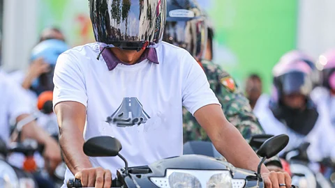 പിന്നിലിരിക്കുന്നയാള്ക്ക് ഹെല്മെറ്റ് ഇല്ലെങ്കിലും ലൈസന്സ് പോകും; മുന്നറിയിപ്പ്