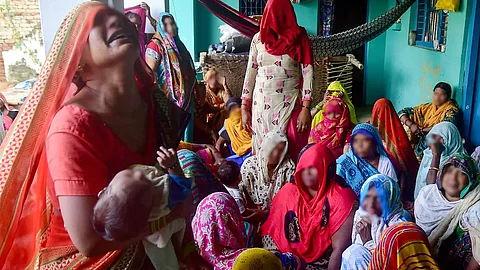 പൊലീസ് മാസ്ക് വലിച്ചൂരി; പെണ്കുട്ടിയുടെ ബന്ധുവായ 15കാരന് ഭയന്നോടി