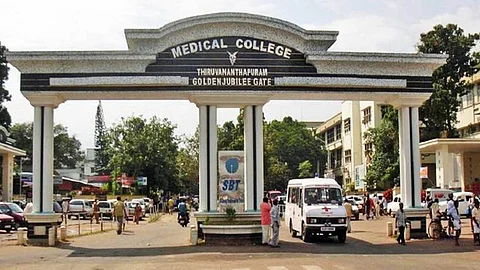 മെഡിക്കല് കോളേജില് ഡോക്ടര്മാരുടെ സമരം; നിരോധനാജ്ഞ ലംഘിച്ചതിന് കേസ്