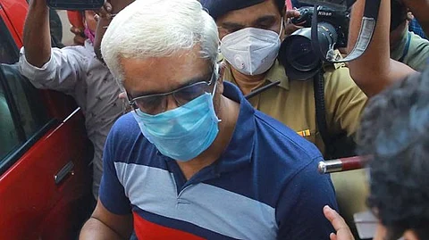 കസ്റ്റംസിന് കോടതിയുടെ രൂക്ഷവിമര്ശനം, ശിവശങ്കറിനെ ഭയമോയെന്നും ചോദ്യം, 5 ദിവസത്തെ കസ്റ്റഡിയില് വിട്ടു