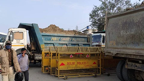 അതിര്ത്തികള് അടച്ചു, കര്ഷകരെ തടയാന് റോഡില് കോണ്ക്രീറ്റ് ബാരിക്കേഡുമായി ഡല്ഹി പൊലീസ്; വന് സുരക്ഷ