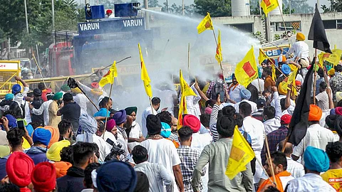 കണ്ണീര്വാതകവും ജലപീരങ്കിയും; പിന്നോട്ടില്ലെന്ന് കര്ഷകര്; ജന്തര്മന്തറില് കൂടുതല് പൊലീസ്