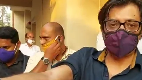 'കഴുത്തിന് പിടിച്ച് തള്ളി, ഷൂ ഇടാന് പോലും അനുവദിച്ചില്ല'; മുംബൈ പൊലീസ് കയ്യേറ്റം ചെയ്തെന്ന് അര്ണബ് ഗോസ്വാമി