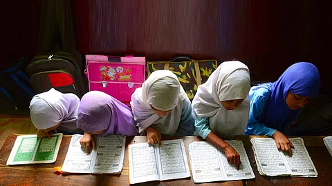 മദ്രസ വിദ്യാര്ത്ഥികളുടെ മുഖമക്കന കറുപ്പിന് പകരം വെളുത്തതാക്കാന് നിര്ദേശം