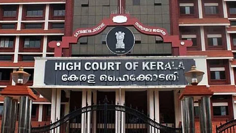 നടിയെ ആക്രമിച്ച കേസില് വിചാരണ കോടതി മാറ്റില്ല; നടിയുടെയും സര്ക്കാരിന്റെയും ഹര്ജി ഹൈക്കോടതി തള്ളി