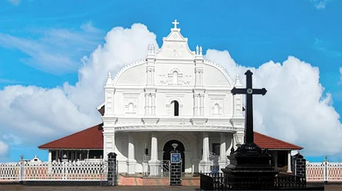 എറണാകുളം കളക്ടര് സ്ഥാനത്തിരിക്കാന് അര്ഹനല്ലെന്ന് ഹൈക്കോടതി; കോതമംഗലം പള്ളി കേസില് വിമര്ശനം