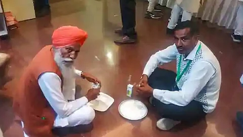 'ഞങ്ങള്ക്കുള്ള ഭക്ഷണം ഞങ്ങള് കൊണ്ടുവന്നിട്ടുണ്ട്', ചര്ച്ചയ്ക്കിടെ സര്ക്കാരിന്റെ ഭക്ഷണം സ്വീകരിക്കാതെ കര്ഷകര്