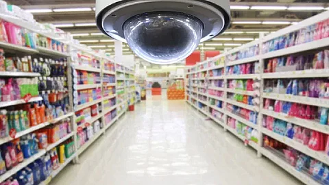 മാളില് വെച്ച് അപമാനിച്ച സംഭവം: നടിയുടെ മൊഴിയെടുക്കും, സി.സി.ടി.വി ദൃശ്യങ്ങള് പരിശോധിച്ച് പൊലീസ്