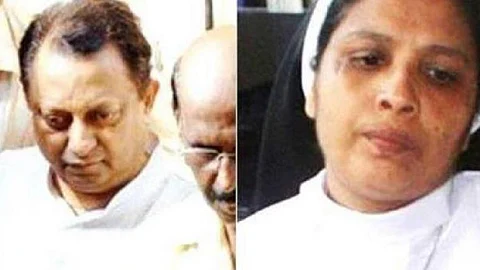 അഭയ കേസ് വിധി: കോടതിമുറിയില് പൊട്ടിക്കരഞ്ഞ് സിസ്റ്റര് സെഫി, ഭാവവ്യത്യാസമില്ലാതെ ഫാ.തോമസ് കോട്ടൂര്