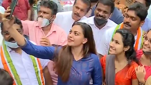 പത്തനംതിട്ടയില് കോണ്ഗ്രസ് സ്ഥാനാര്ത്ഥിയുടെ പ്രചരണത്തിന് അനുശ്രീ; സാമൂഹിക അകലം മറന്ന് സെല്ഫിയെടുക്കാന് നാട്ടുകാര്