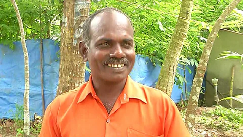 'മാതൃഭൂമി അറിയാന്, ഞാന് എന്.എസ്.ഓമനക്കുട്ടന്, സത്യത്തിന് ഒരു മുഖമേയുള്ളൂ'; കുറിപ്പ്