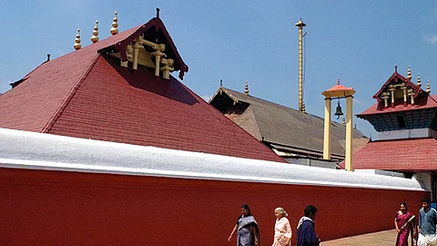 10 കോടി ഉടന് മടക്കണം, മുഖ്യമന്ത്രിയുടെ ദുരിതാശ്വാസ നിധിയിലേക്ക് ഗുരുവായൂര് ദേവസ്വം നല്കിയ തുക തിരിച്ചുനല്കണമെന്ന് ഹൈക്കോടതി