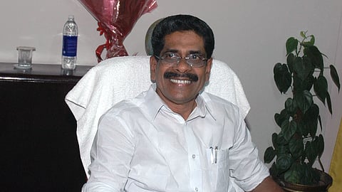 മുല്ലപ്പള്ളിയെ മാറ്റില്ല; ഗ്രൂപ്പുകള്ക്ക് വിലക്കിടാന് ഹൈക്കമാന്ഡ്