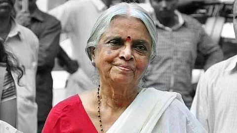 മഴ നനഞ്ഞു നിന്ന പെൺകുട്ടി