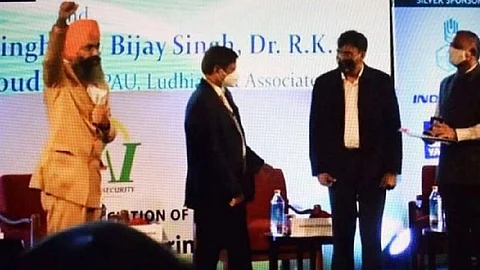 'മനസാക്ഷി അനുവദിക്കുന്നില്ല', കര്ഷകസമരത്തിന് പിന്തുണ, കേന്ദ്രമന്ത്രിയില് നിന്നും പുരസ്കാരം സ്വീകരിക്കാതെ ശാസ്ത്രജ്ഞന്