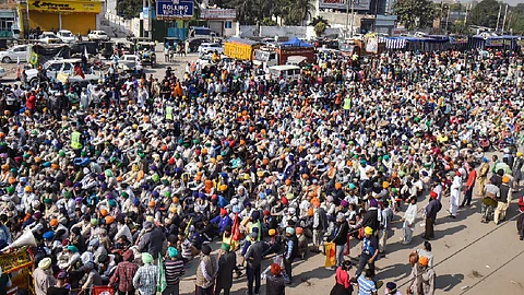 കര്ഷക സമരം ആറാം ദിവസത്തിലേക്ക്, പിന്നോട്ടില്ലെന്ന് കര്ഷകര്; അതിര്ത്തിയില് സുരക്ഷ ശക്തമാക്കി പൊലീസ്