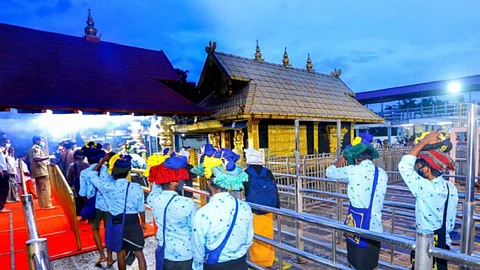 ശബരിമലയില് നിലപാട് മാറ്റി സര്ക്കാര്; 50 വയസിന് താഴെയുള്ള സ്ത്രീകള്ക്ക് ദര്ശനത്തിന് അനുമതിയില്ലെന്ന് വെബ്സൈറ്റ്