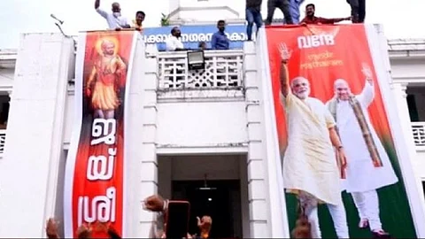 ജയ് ശ്രീറാം ഫ്ലക്സ്:വ്യാജ വാര്ത്തയുമായി എ.എന്.ഐ; കേസെടുത്തത് മോദി-ഷാ ഫോട്ടോ വെച്ചതിനെന്ന് വാര്ത്ത